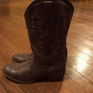 Women cowboy boots size 9